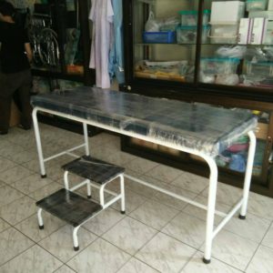 เตียงตรวจโรคแบบเหล็กพ่นสี / Disease examination bed , Painted steel